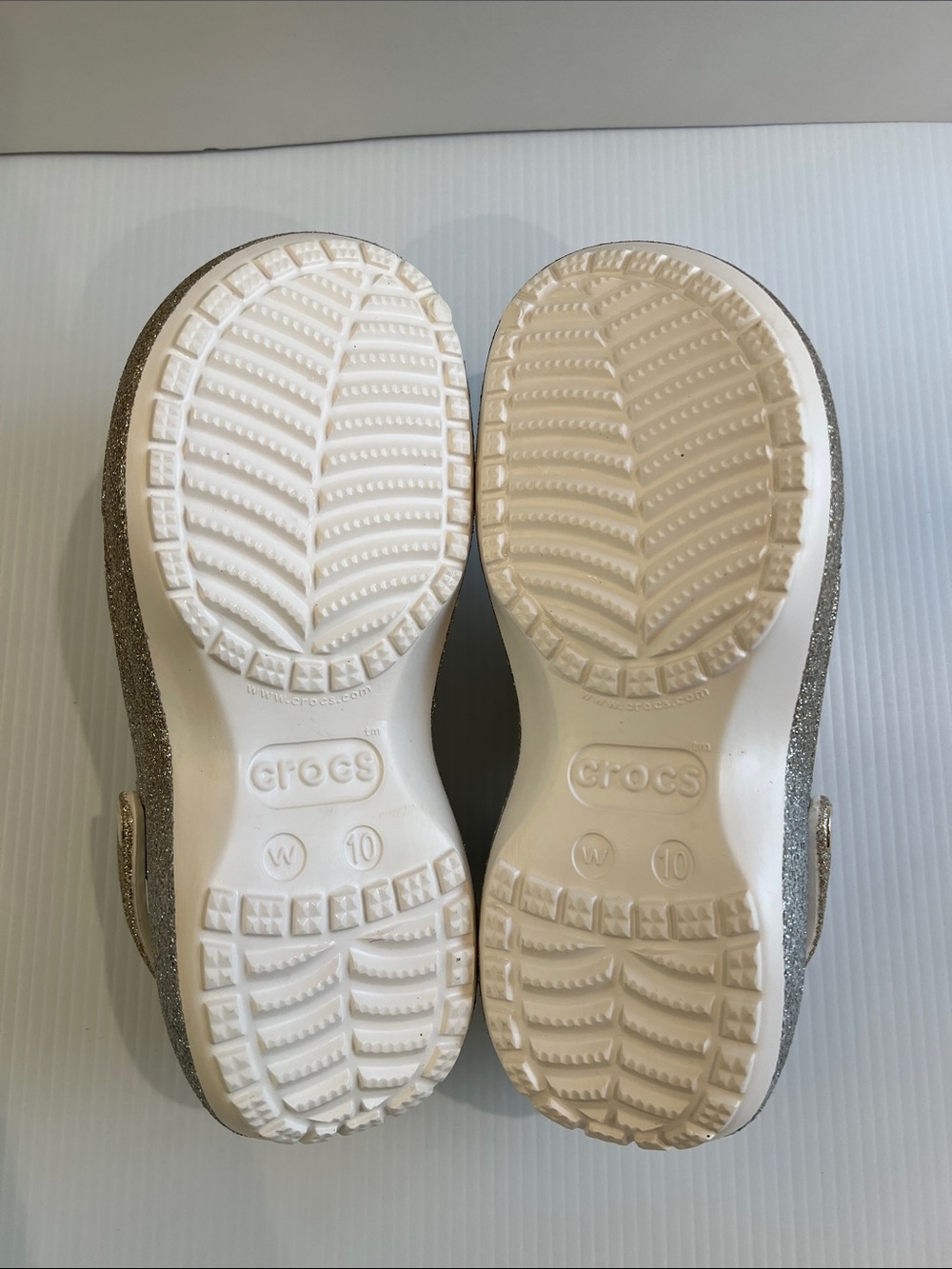 New With No Tag Women’s Glitter Crocs Sandal in Gold & Silver in Size 10 - Picture 5 of 6